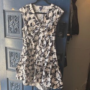 Chaps Black & White Floral V‑Neck Tiered Mini Dress SCOOP BRAND